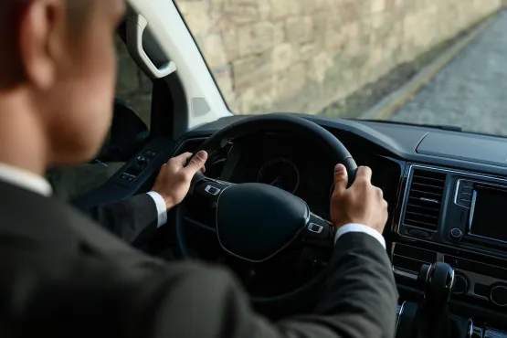 chauffeur vtc frejus conduisant un van